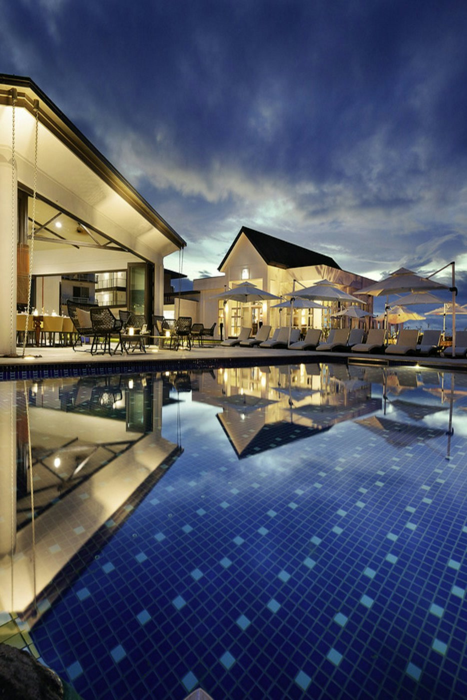 Akşam ışığında resort havuzu